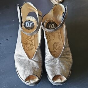 Fly London Women's Metallic Peep Toe Flats